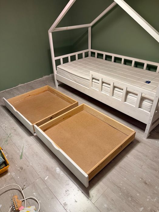 Легло къща и етажерка къща