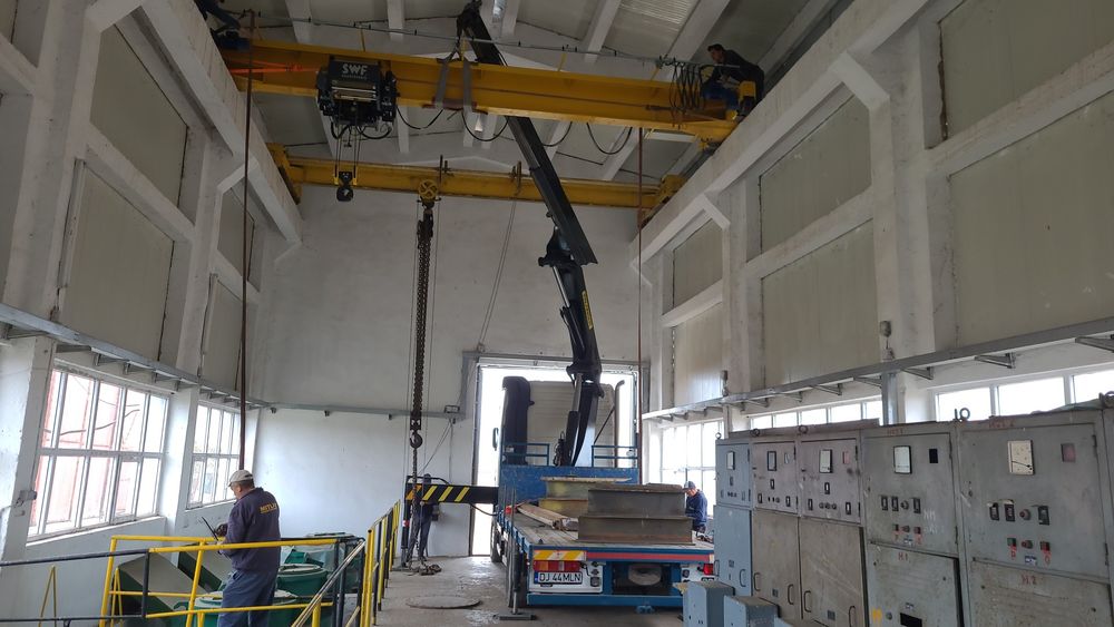 Inchiriez camion cu macara