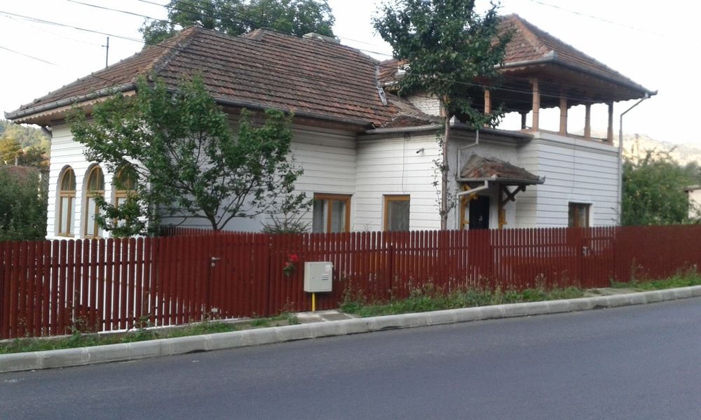 Se vinde casa caramida