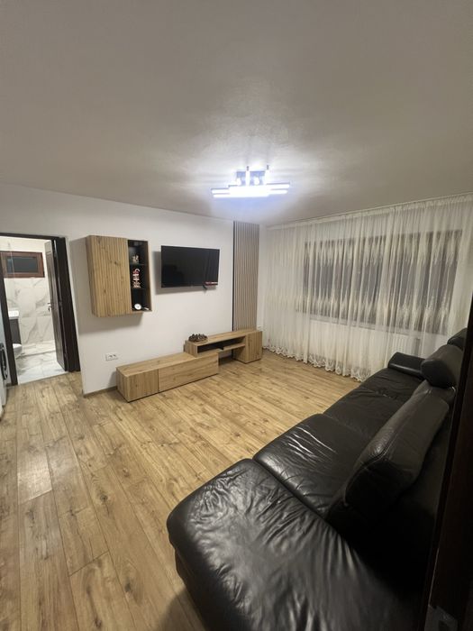 Inchiriez apartament .