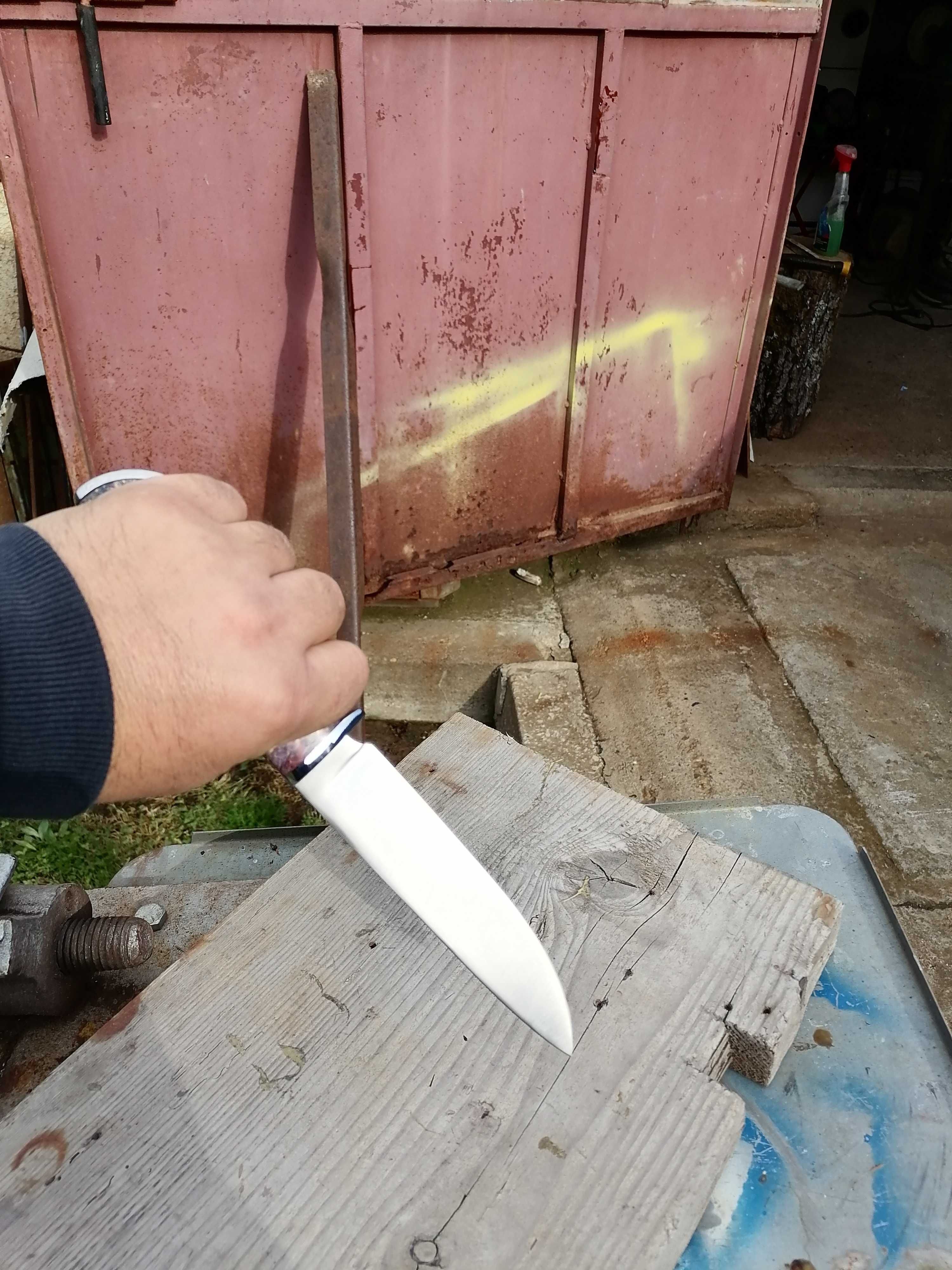 Нож от стомана s125v закален на 61единици.