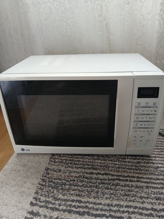Vând cuptor cu microunde LG