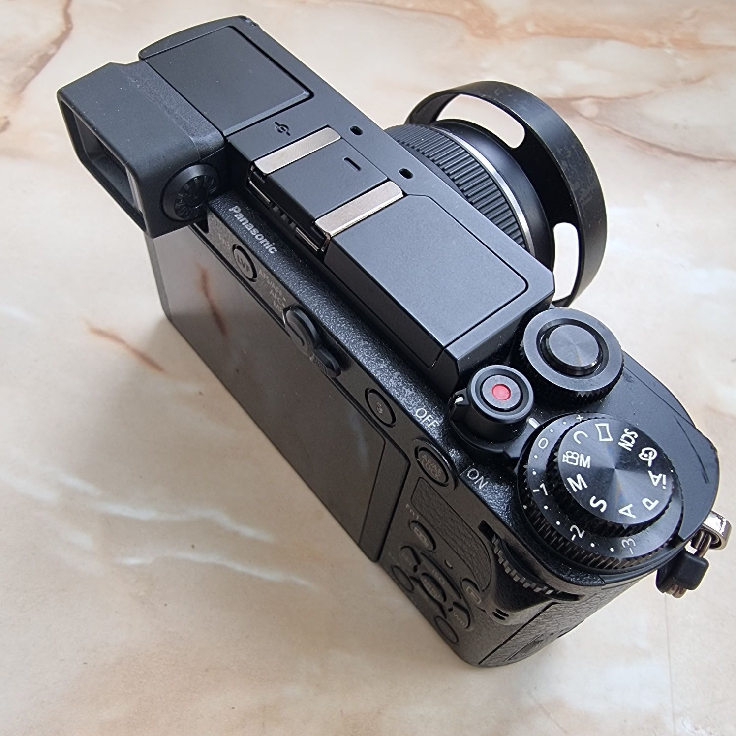 Camera Panasonic Lumix DC GX9 + obiectiv luminos 1.4