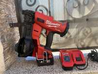 Milwaukee pistol de batut cuie acoperis m18