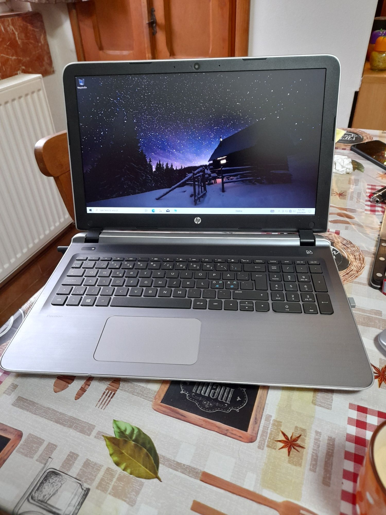 Vand laptop HP de 15.6 inci stare buna