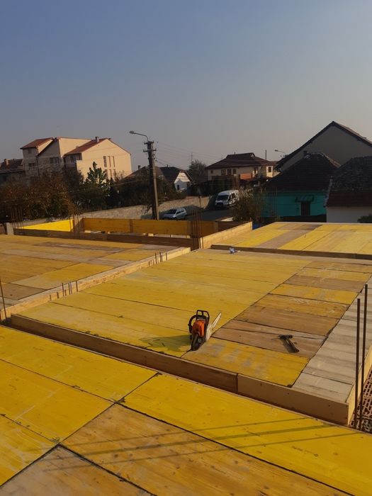 Echipa meseriasi executam case la rosu.