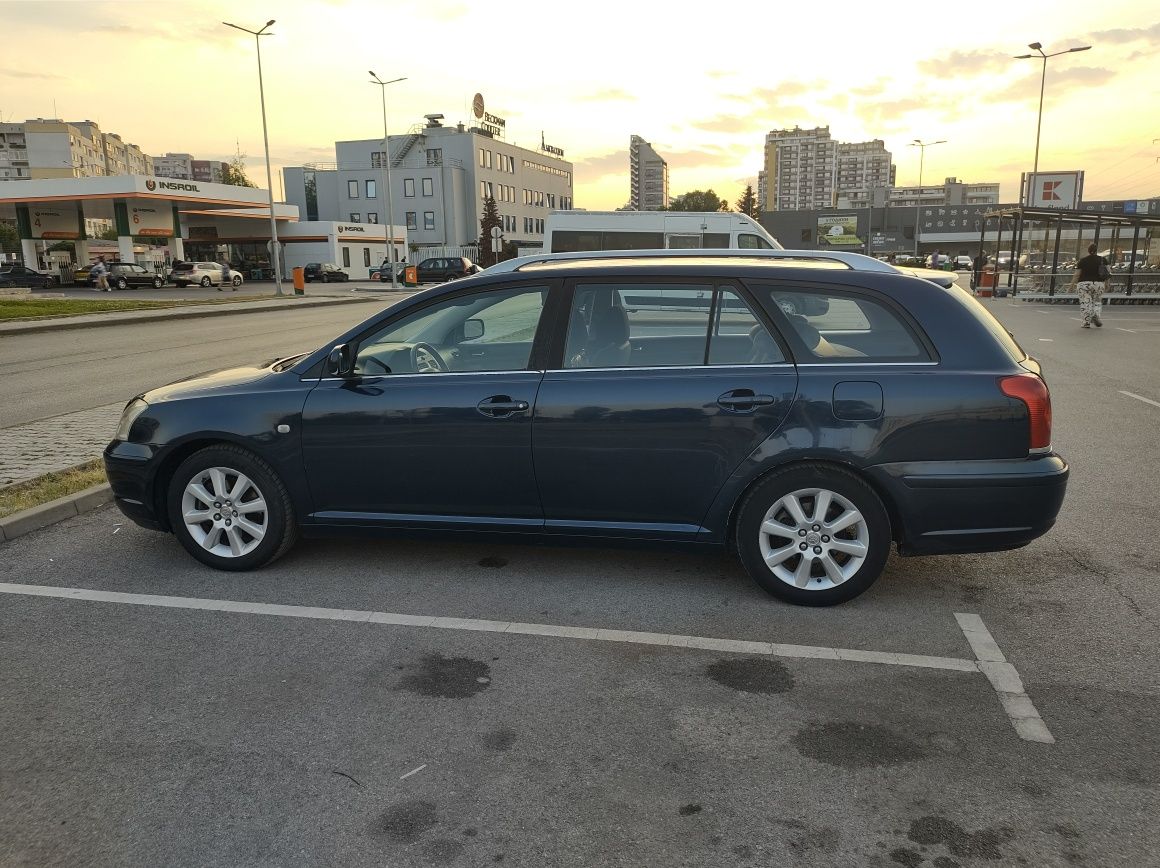Продавам TOYOTA AVENSIS T25 комби