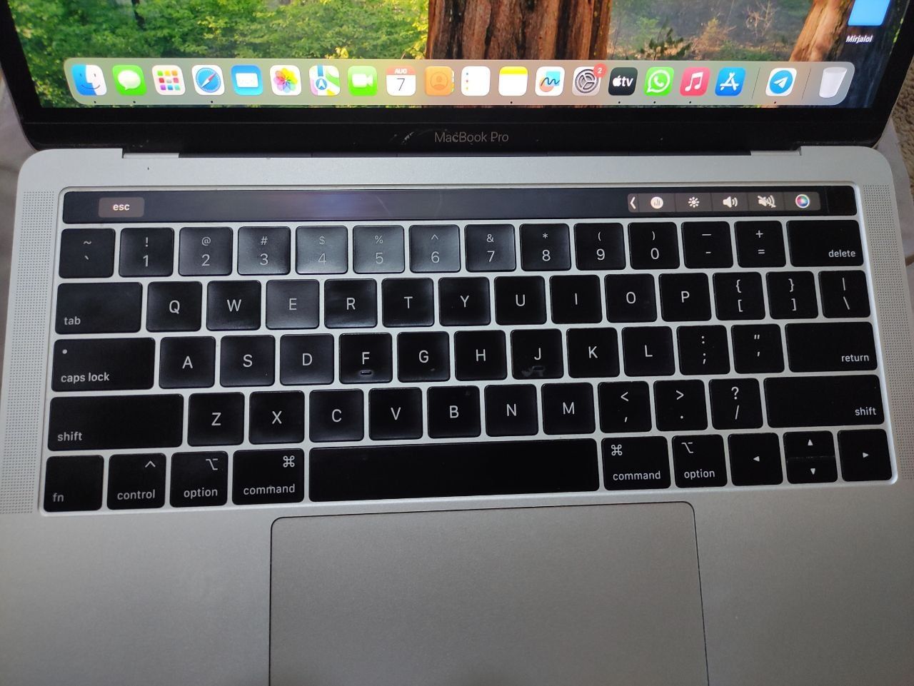 Macbook pro sotiladi