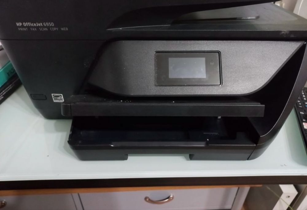 Vând imprimantă hp 6950