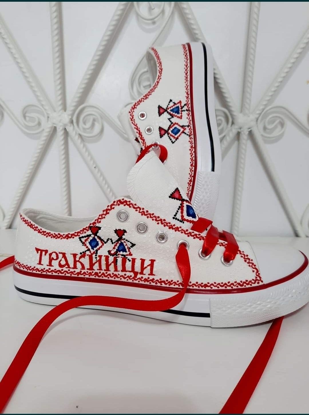 Маратонки с надпис"Тракийци"
