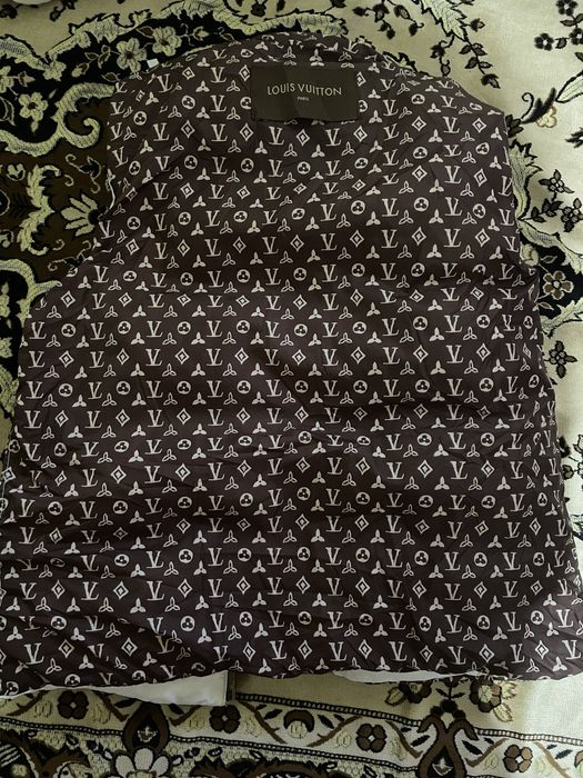 Vând vestă louis vuitton