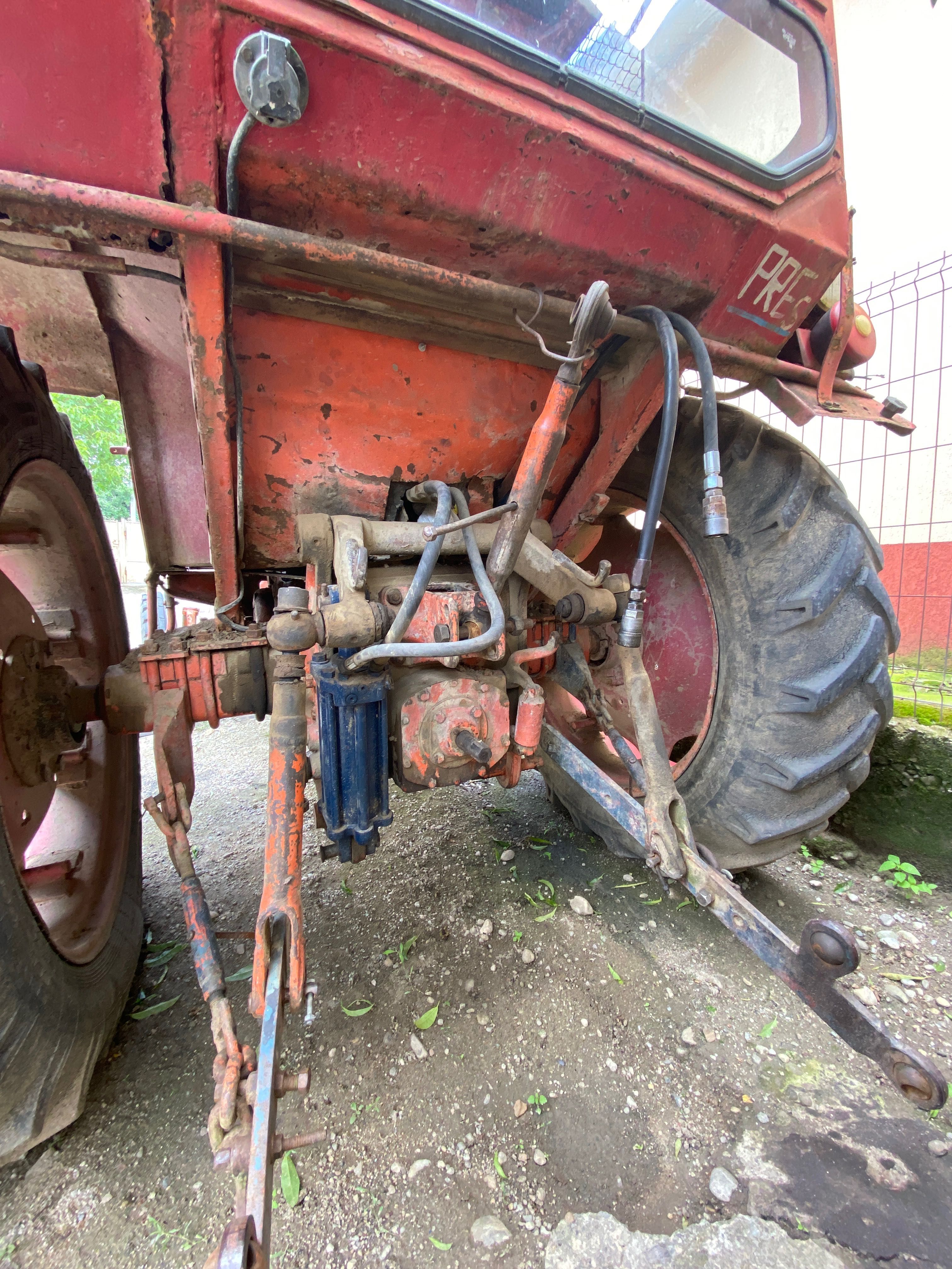 Tractor UTB 650 și plug