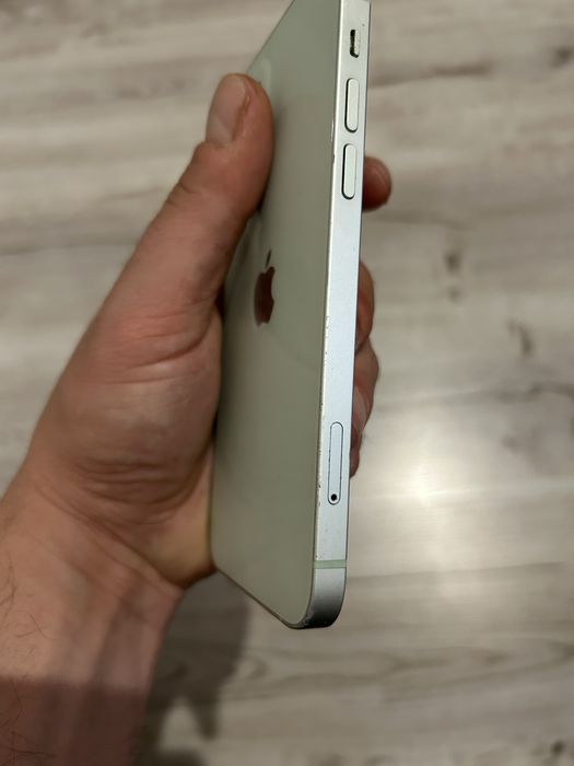 Iphone 12 si SE (a doua generatie)