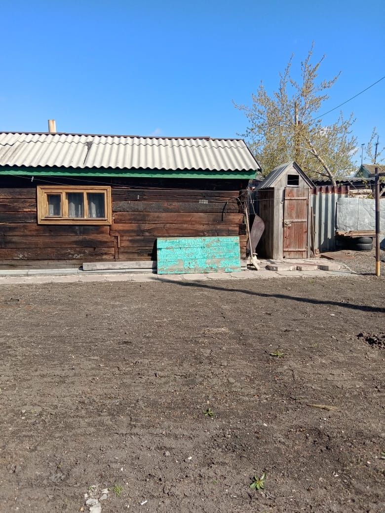 Продам шпальный дом обшит металлосайдингом. Крыша проф лист.