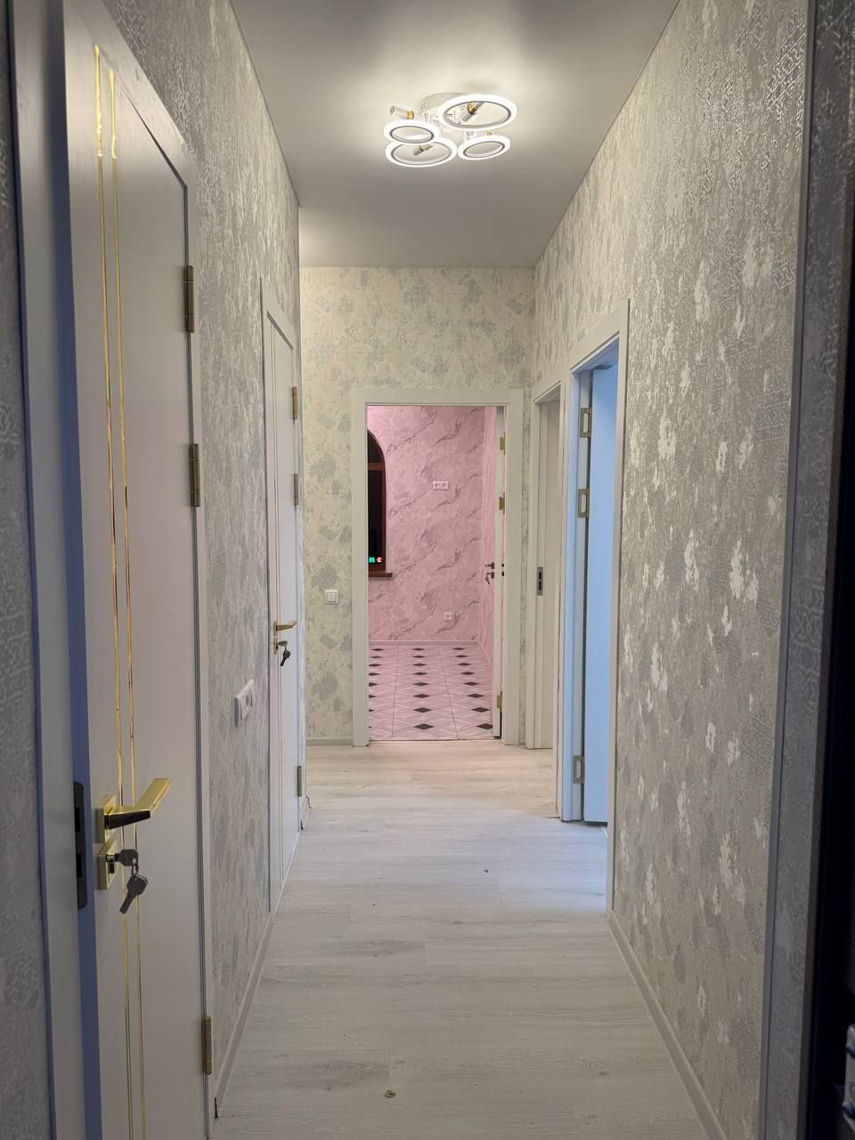 3-xonali 3-qavatda 72m² kvartira sotiladi.
3-qavatli g'ishtli dom.
Nar
