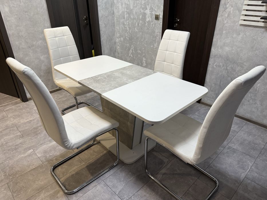 Продавам маса със столове