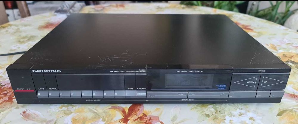 Grundig  T8200  Quartz  synthesizer AM FM  tuner