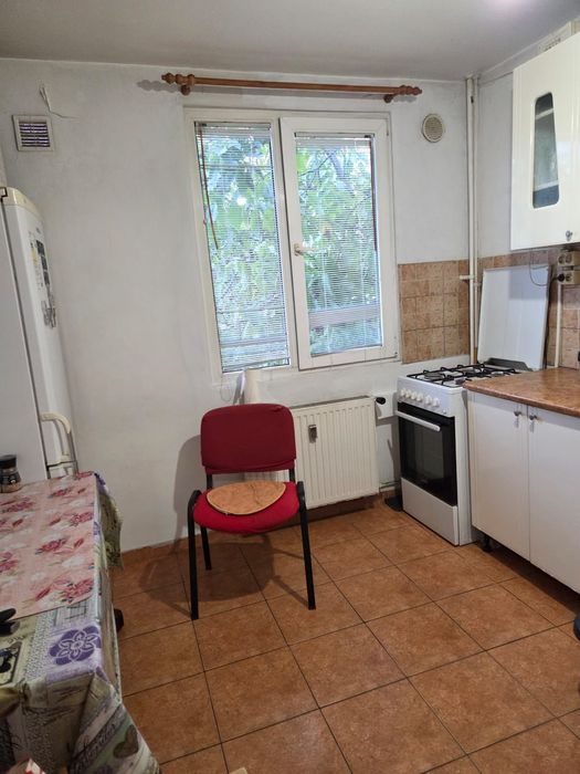 Închiriez apartament 2 camere decomandat.