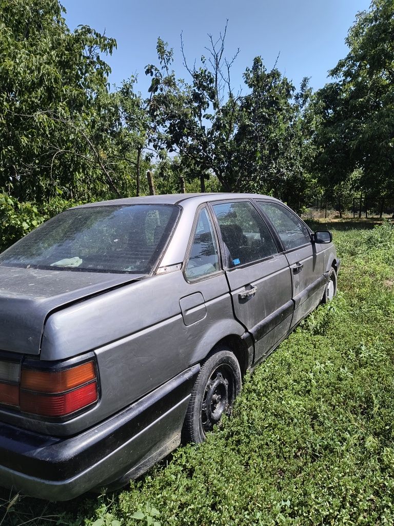 Volkswagen Passat B3 1.9D manual 1992 (descriere)