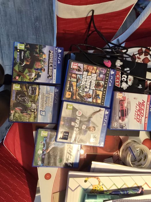 Vand ps4 + 5 jocuri