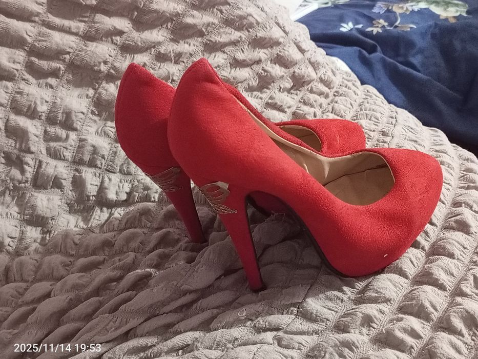 Красные туфли на каблуке