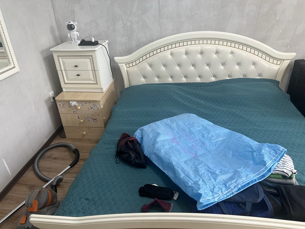 Срочно продам кровать и две тумбы