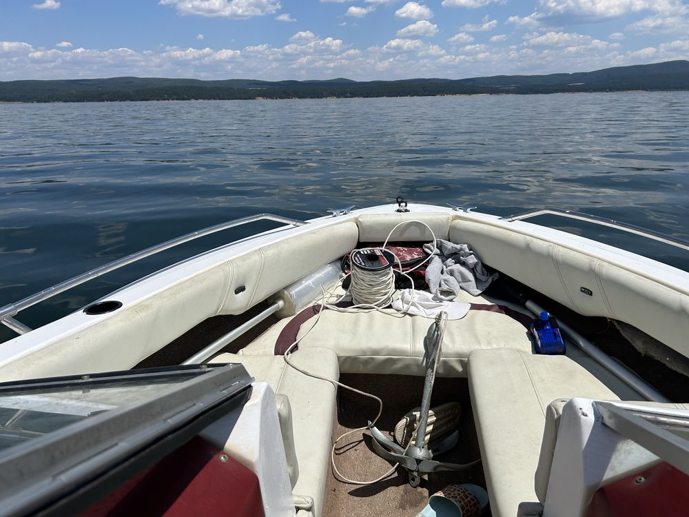 Продавам лодка SeaRay с колесар
