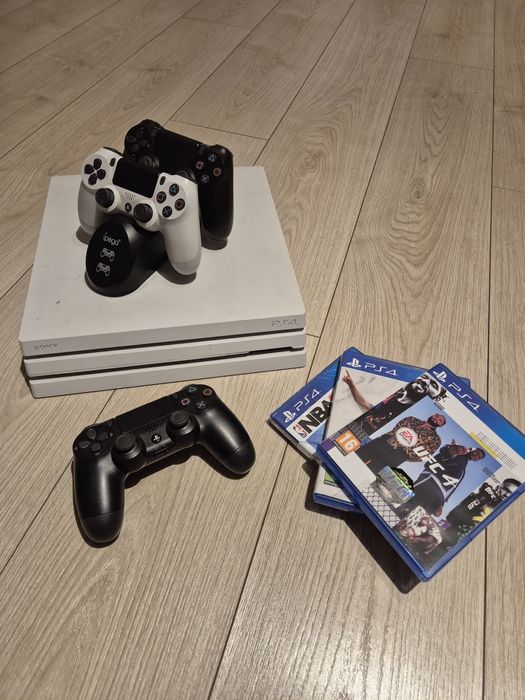PS4 PRO 1TB Alb + 3 controllere + statie incarcare + 3 jocuri