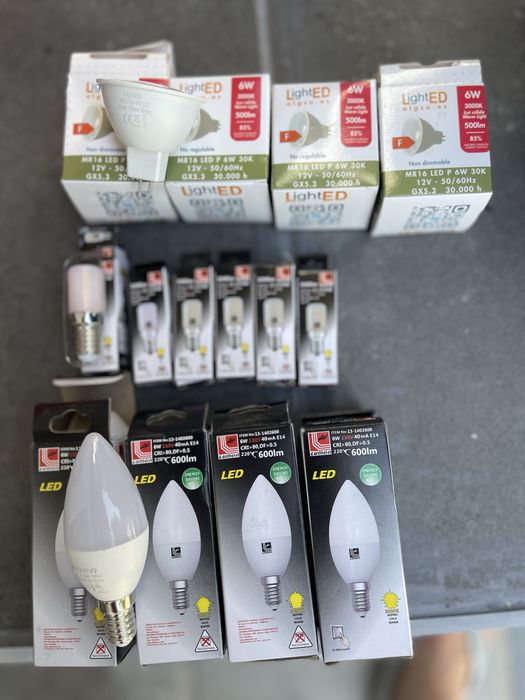 Becuri led diferite modele , candelabru , frigider si spoturi. Noi