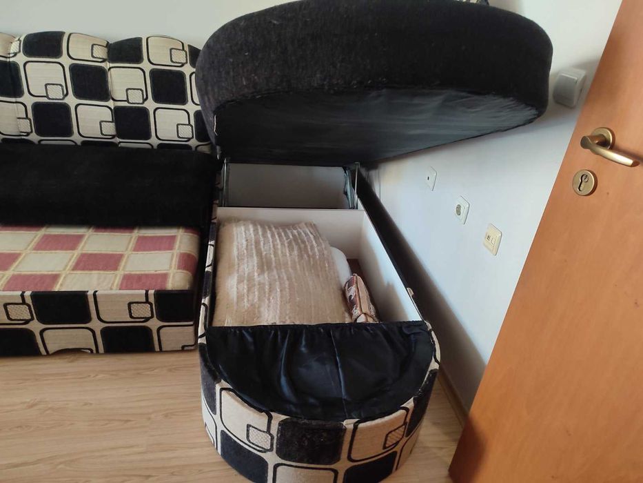 Разтегателен ъглов диван.