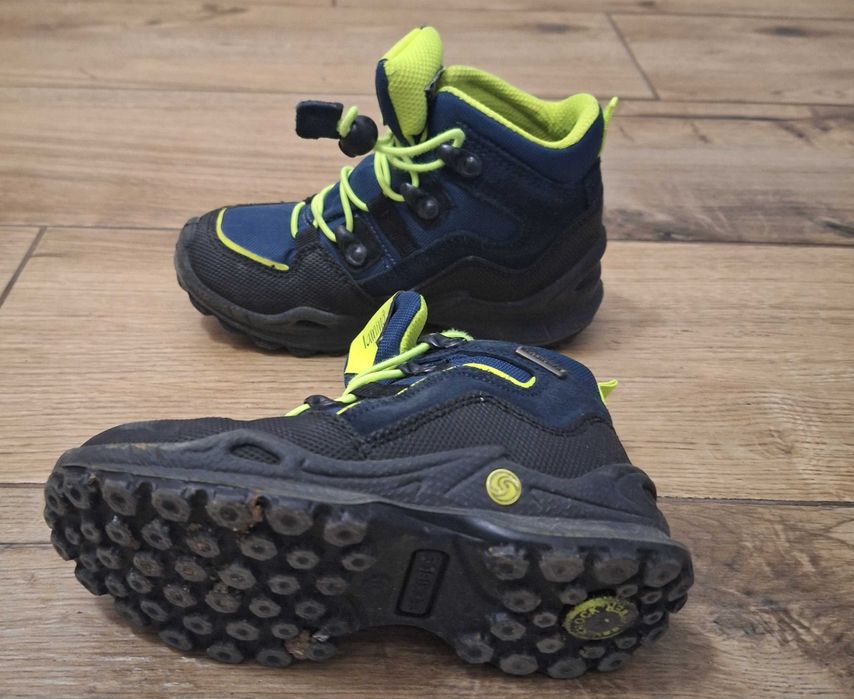 Различни видове детски зимни обувки размер 26