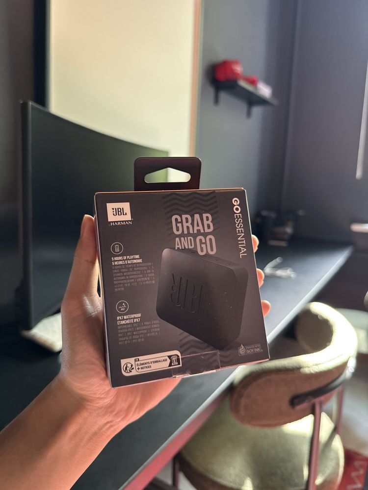 Портативная колонка JBL Essential Go