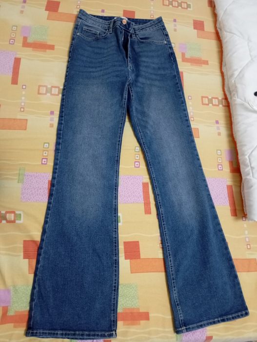 Blugi evazați Pull & Bear și Sinsay