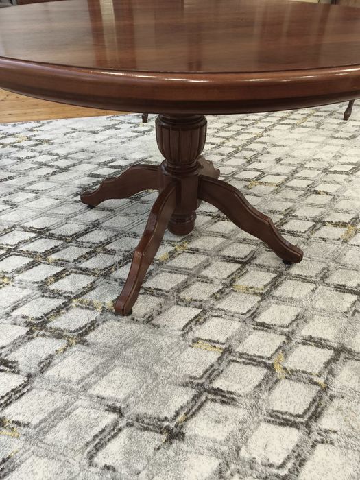 Обеденный стол и стулья