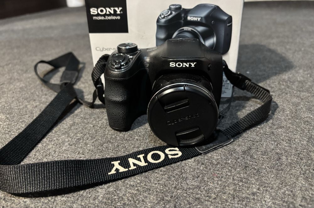 Фотоапарат Sony DSC-H200