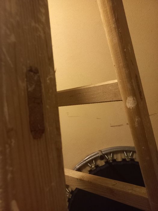 Двураменна дървена стълба