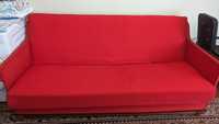 Canapea de culoare rosie , se face pat.