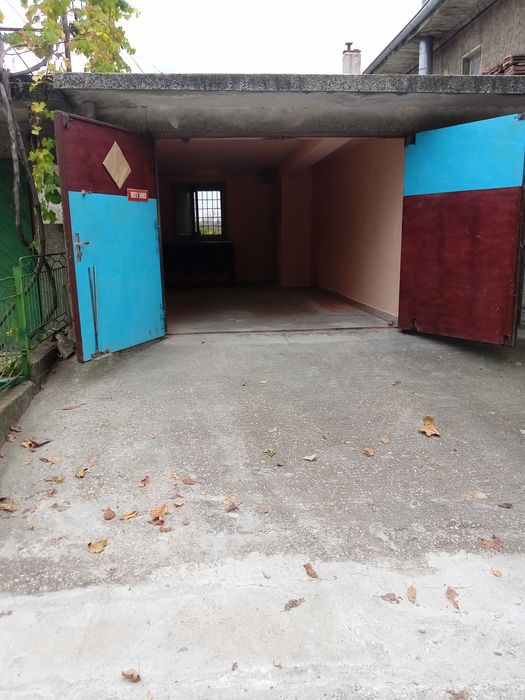 Гараж и предгаражно място