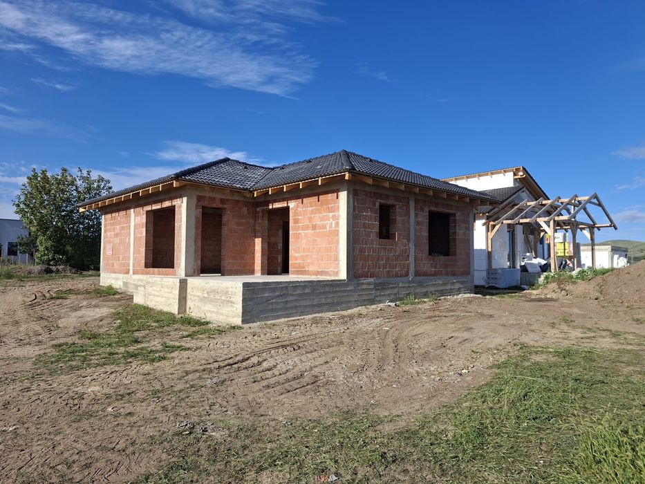 Casa la rosu pe un singur nivel