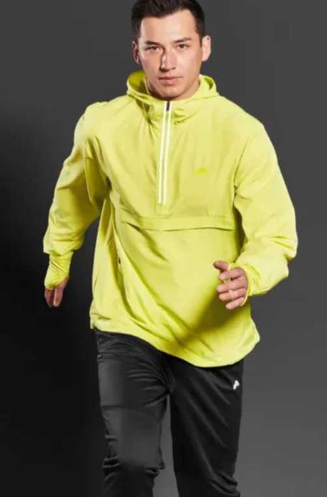 Мъжки спортен анурак.