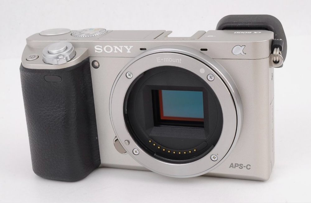 Продаю Sony A6000 без объектива