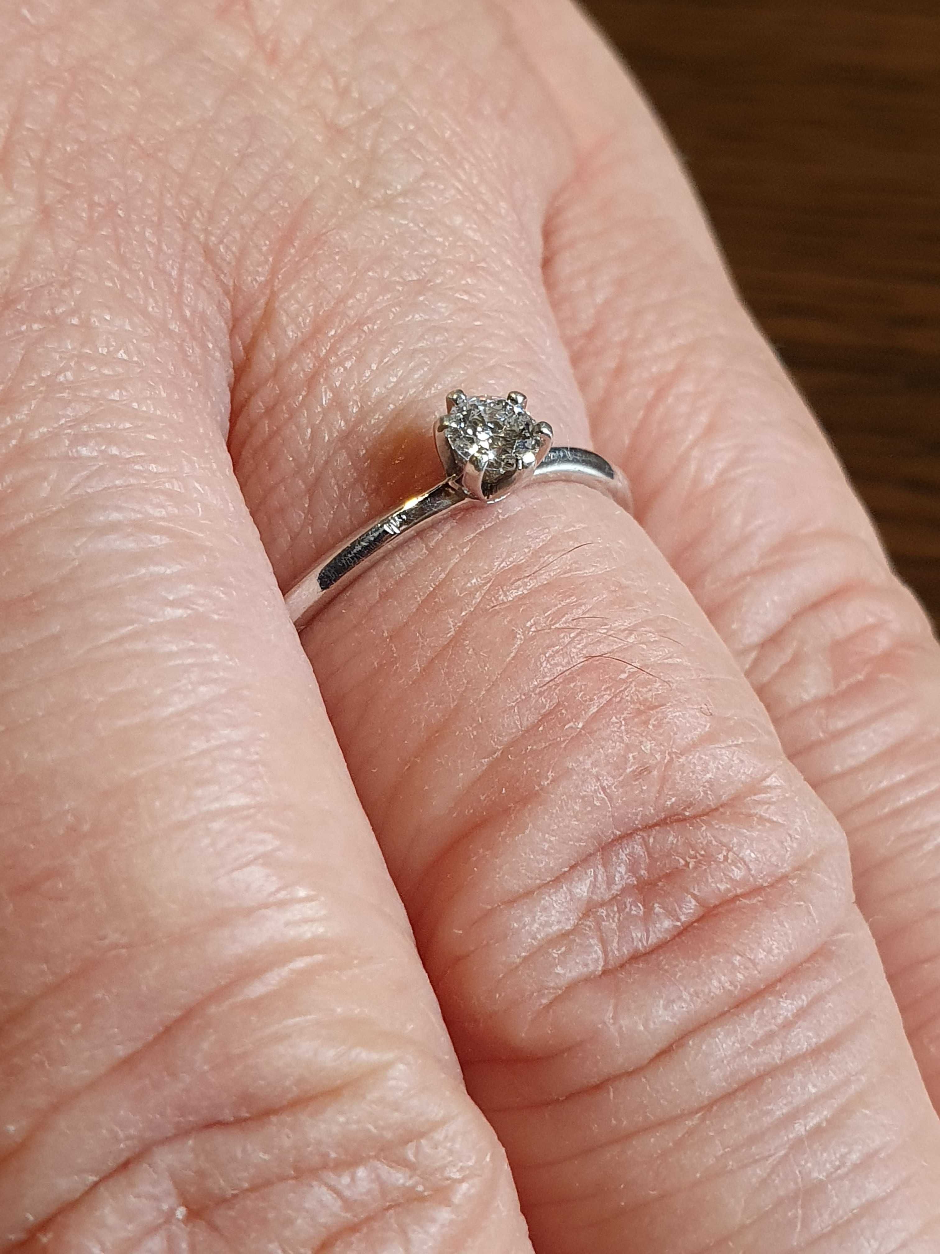 Inel logodna argint cu diamant natural 0,15ct Wesselton SI