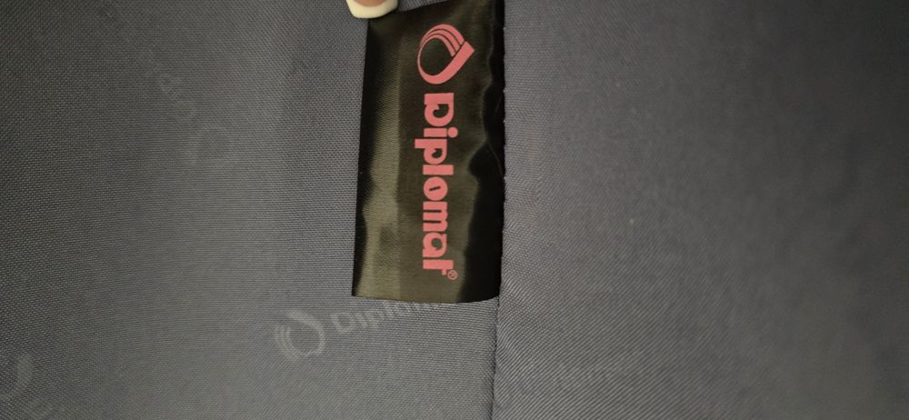 Черен пластмасов куфар