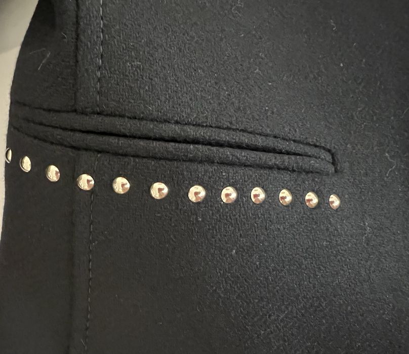 Vand  pardesiu Zara, nou, scurt, negru, cu tinte, XS