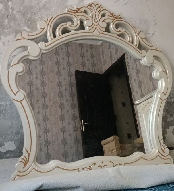Tumba oynasi bilan birga holati yaxshi kraskasi toza materali MDF