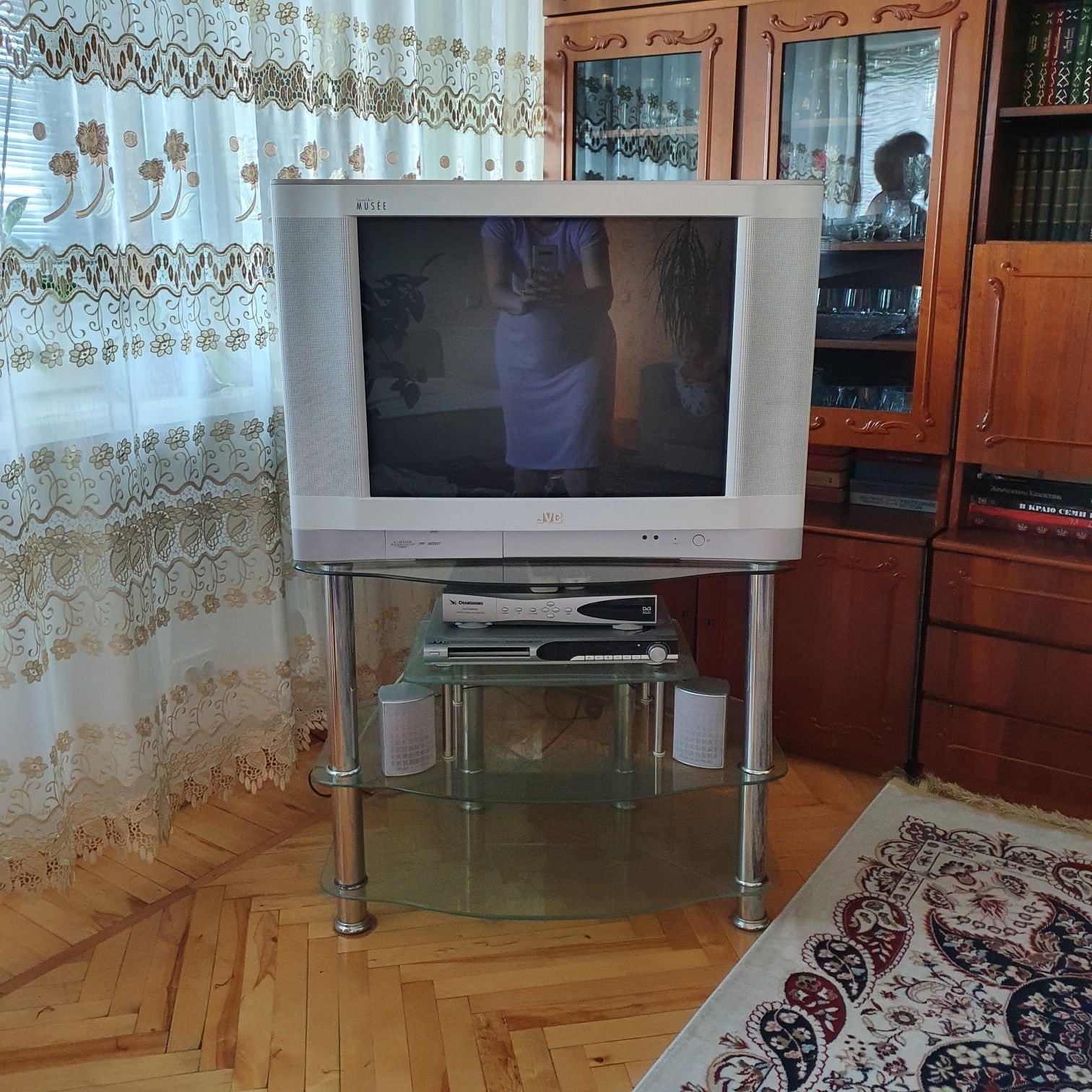 Телевизор JVC с тумбой