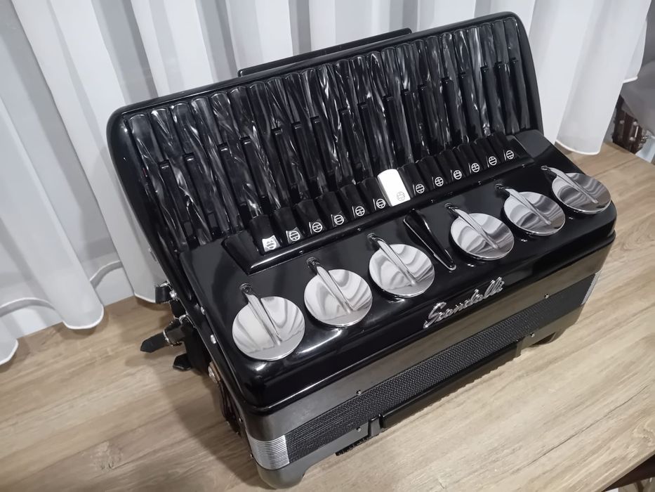 Vând acordeon Scandalli Brevetto