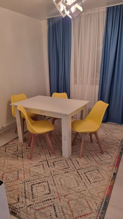Masă albă + scaune galbene