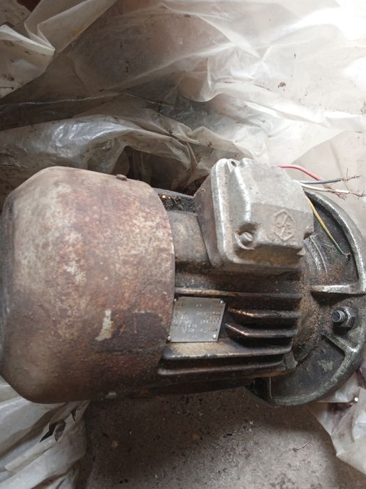 Motor electric trifazat comunist