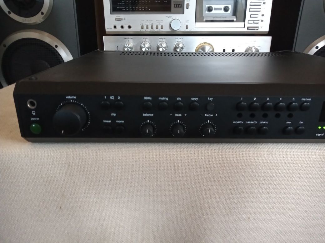 Receiver Braun Atelier R 1. 40 watts/canal,4-16 ohms. Impecabil.